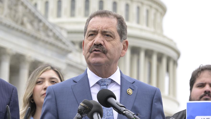 El congresista del Chicago más latino asegura que las redadas de Trump buscan militarizar la ciudad