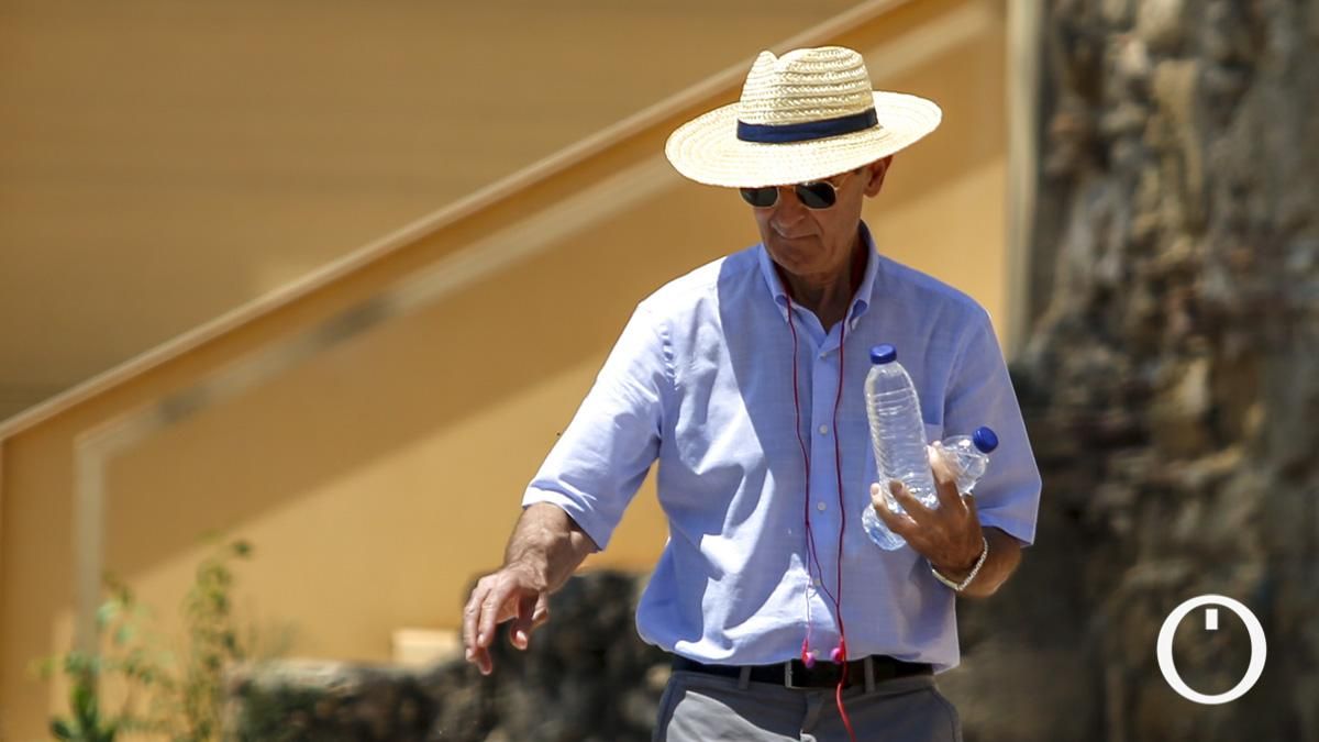 Turistas intentan combatir el calor