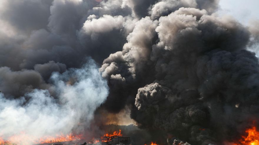 Arden los exteriores de una fábrica de colchones en Palas de Rei (Lugo)
