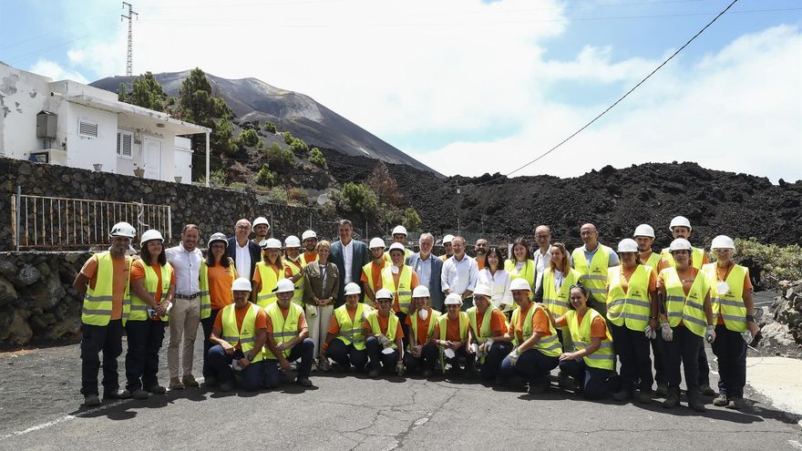Pedro Sánchez, este martes, en su visita a la Isla, se ha acercado hasta donde la lava corta la carretera de San Nicolás en el barrio de Tacande, zona en la que aún se trabaja para retirar cenizas de huertas, accesos a viviendas y terrenos privados.