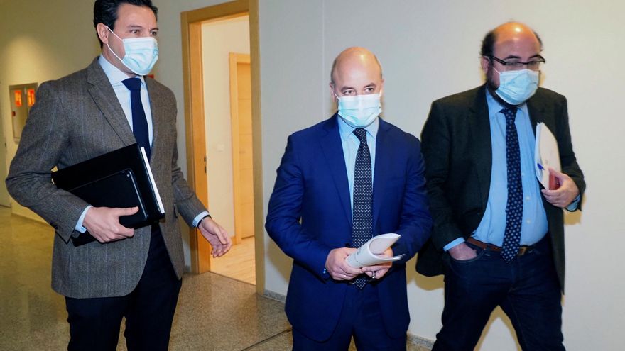 El portavoz del PP, Raúl de la Hoz (i), y el portavoz de Ciudadanos, David Castaño (c), este jueves en las Cortes de Castilla y León. EFE/R. García