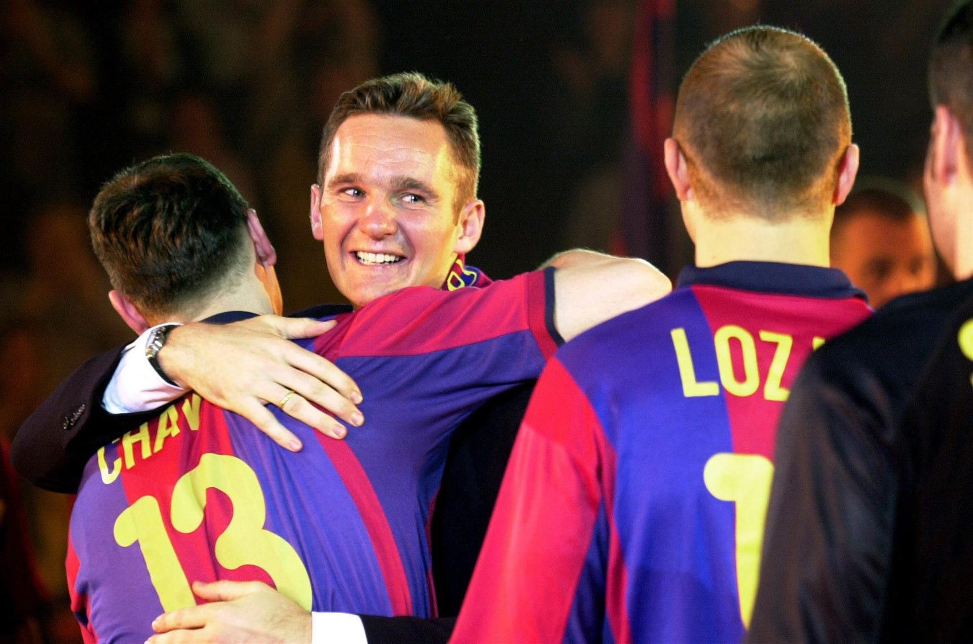 El exrector de la Universidad de Oviedo, Juan Vázquez (i) regala en diciembre de 2005 una camiseta del equipo de balonmano de la Universidad asturiana -con el dorsal que portó siempre a Urdangarin- al exduque antes de ofrecer la conferencia titulada 'Patrocinio y Mecenazgo: una visión estratégica'