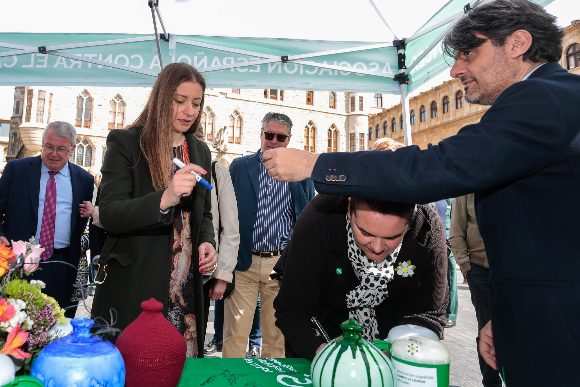Ester Muñoz recoge la estampita de la Cuestación del Cáncer en León.