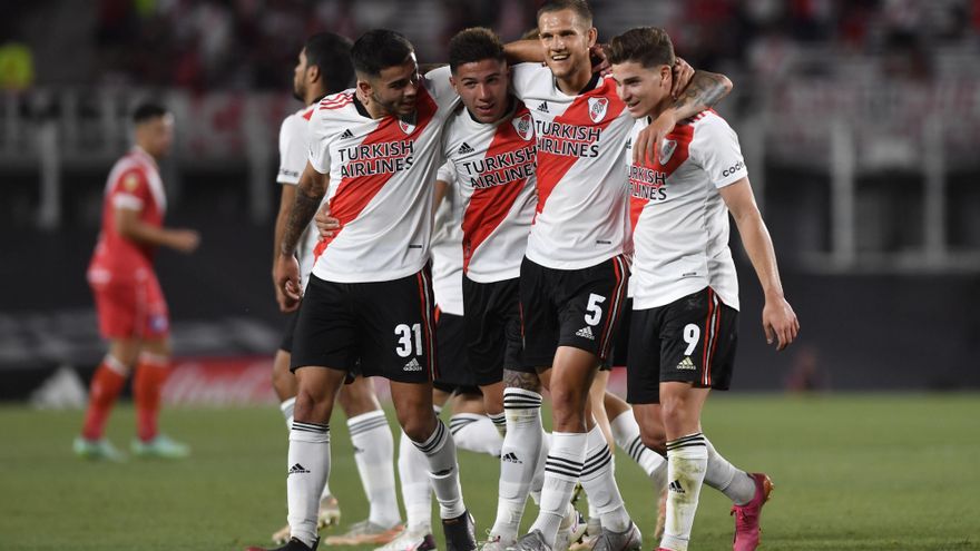 River goleó a Argentinos con autoridad y sacó más ventaja en busca del título