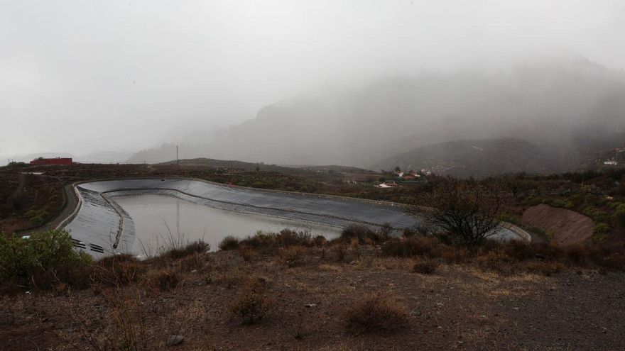Una balsa llena de agua en Llanos del Sequero