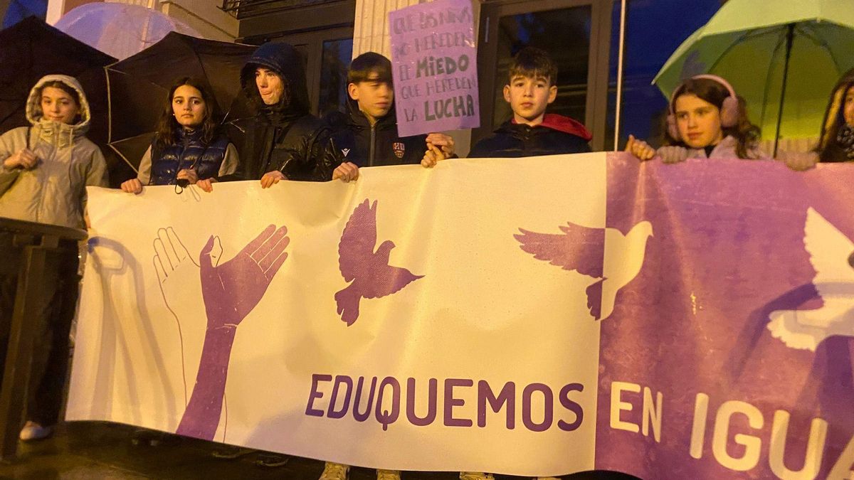 Niños y niñas en la manifestación del 8M
