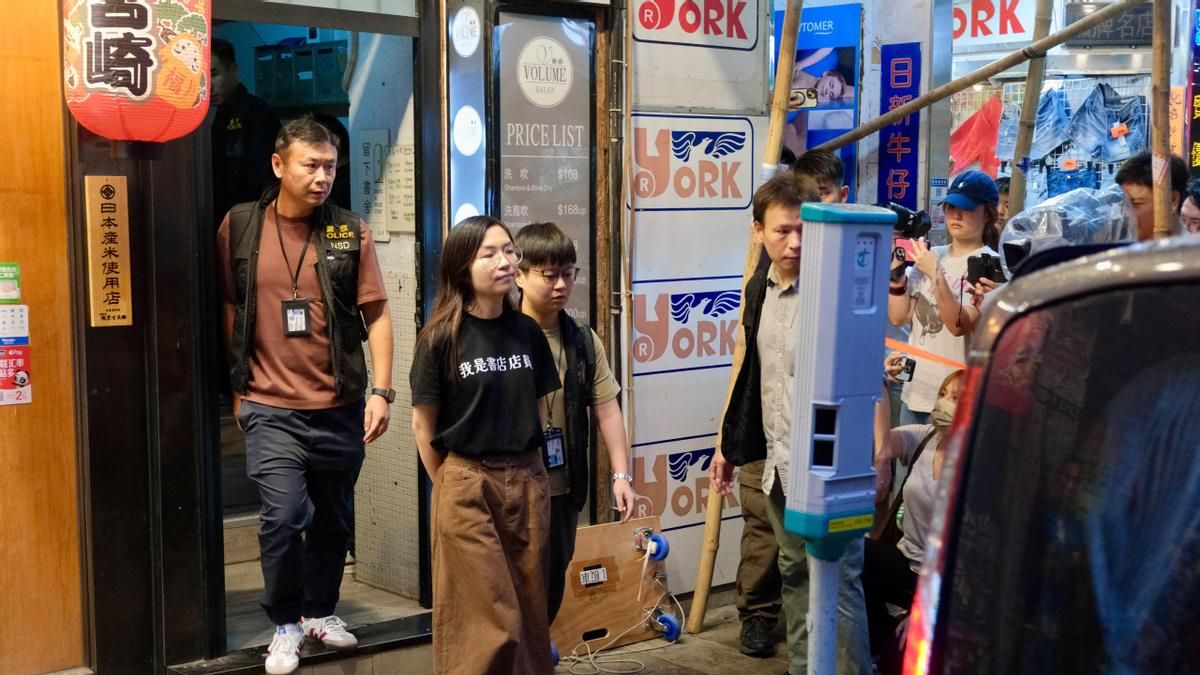 Redadas policiales, arrestos y acusaciones de sedición: Hong Kong pone en el punto de mira a las librerías independientes