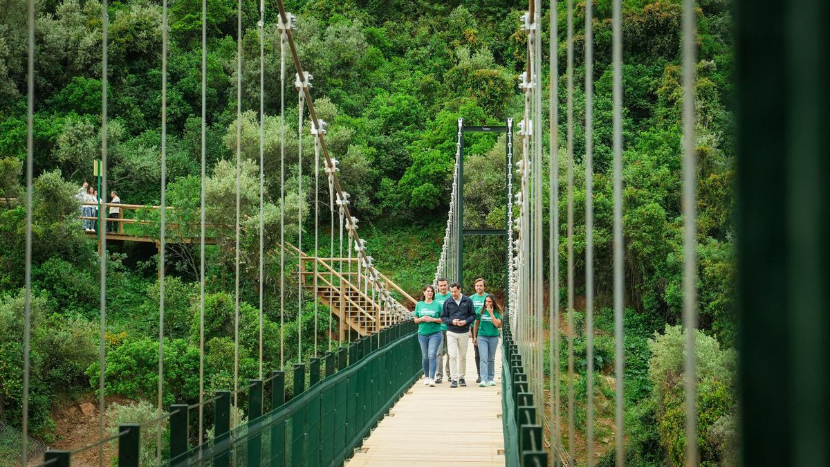 Juanma Moreno recorre el sendero de la fase 3 del Cinturón Verde de Córdoba junto a representantes del PP andaluz