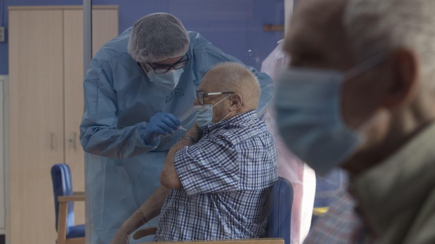 Sanidad propone vacunar con la tercera dosis a los mayores de residencias a partir del 4 de octubre