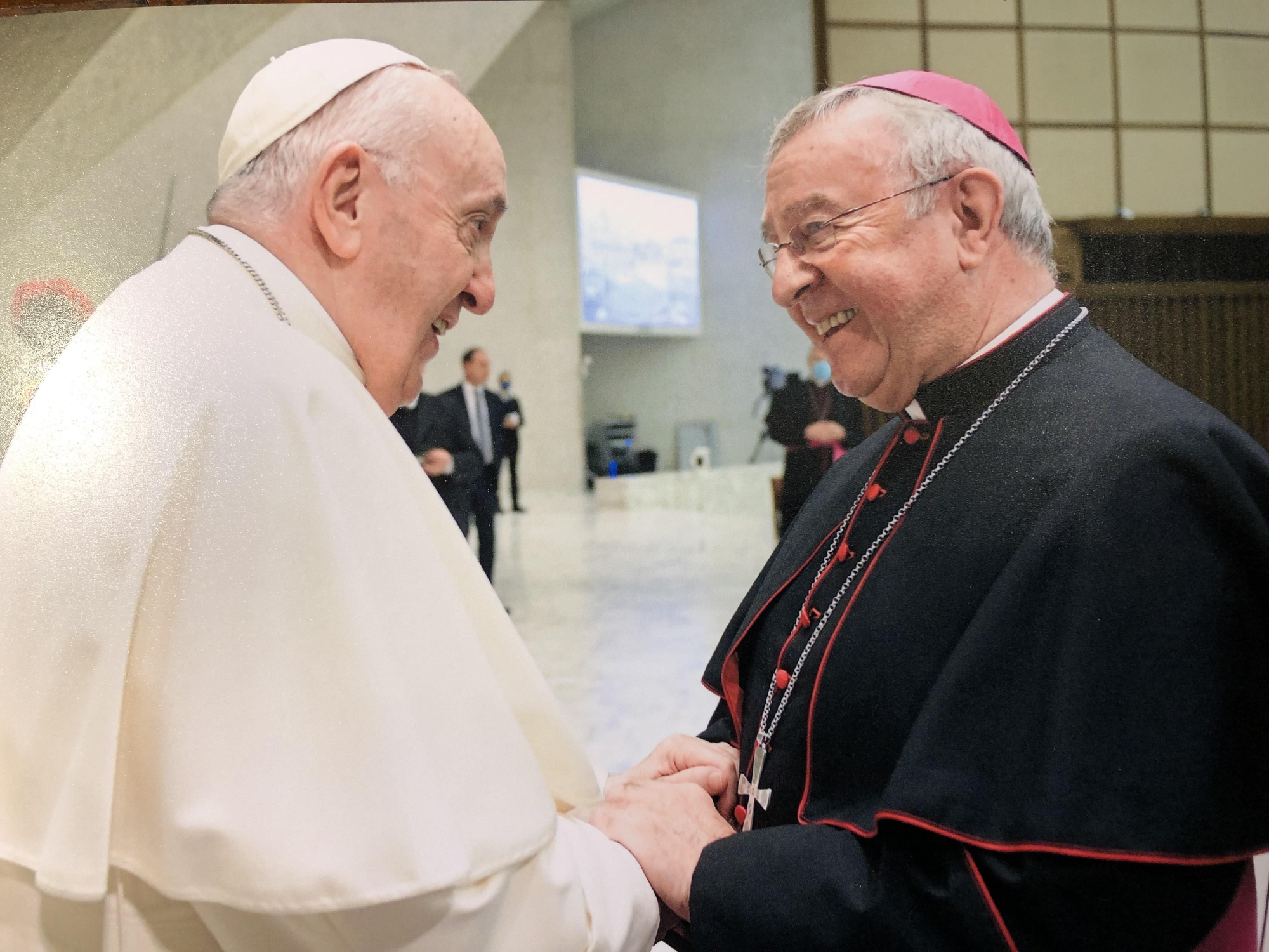 El Papa Francisco conversa con el obispo de Mallorca, Sebastià Taltavull, durante un encuentro mantenido en Roma en noviembre de 2021
