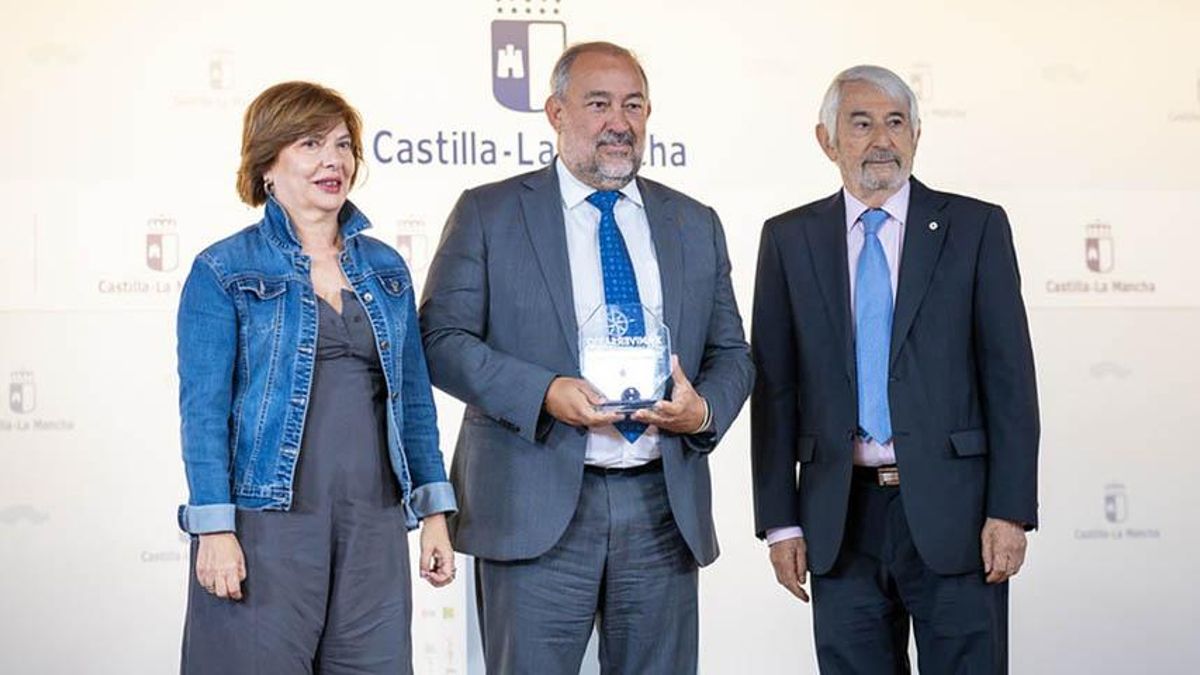 Julián Garde durante la entrega del premio a la UCLM