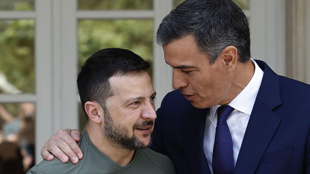 El presidente del gobierno español, Pedro Sánchez (d), y el presidente de Ucrania, Volodímir Zelenski, en una imagen de archivo. EFE/ Chema Moya