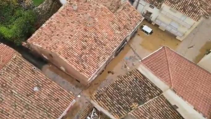 Imagen captada por dron con coches inundados en Villel de Mesa