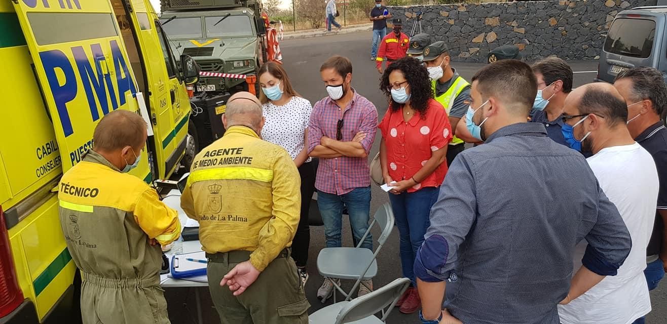 Mariano H. Zapata, presidente del Cabildo de La Palma, en la mañana de  este sábado,  en el puesto de mando del incendio, con las consejeras de Medio Ambiente, María Rodríguez Acosta, Nieves Rosa Arroyo,  el consejero de Infraestructura, Borja Perdono, y el vicepresidente  de la institución  insular, José Adrián Hernández.