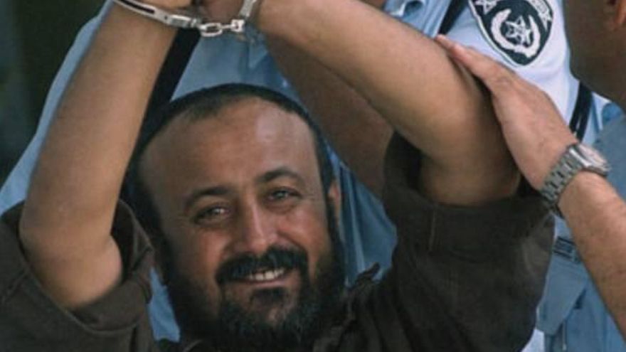 Foto en la web de la campaña por la libertad de Barghouti, con la imagen más conocida del preso palestino, esposado y haciendo el gesto de victoria con dos dedos, tomada hace más de dos décadas