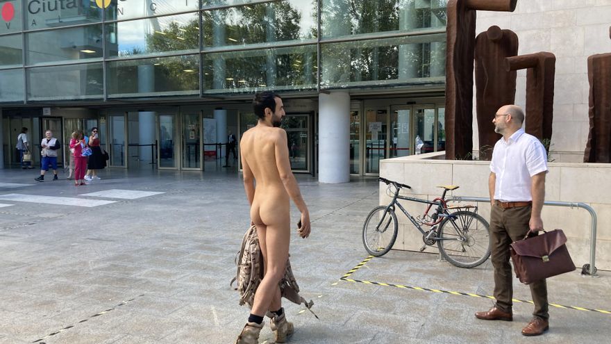 Un juez anula dos sanciones por la 'ley mordaza' al no considerar el nudismo como "exhibición obscena"