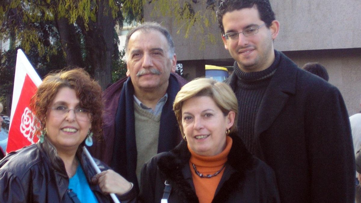 Laura Ortega, en el centro de la imagen, durante una manifestación en 2006 acompañada de otros militantes del PSOE y de familiares