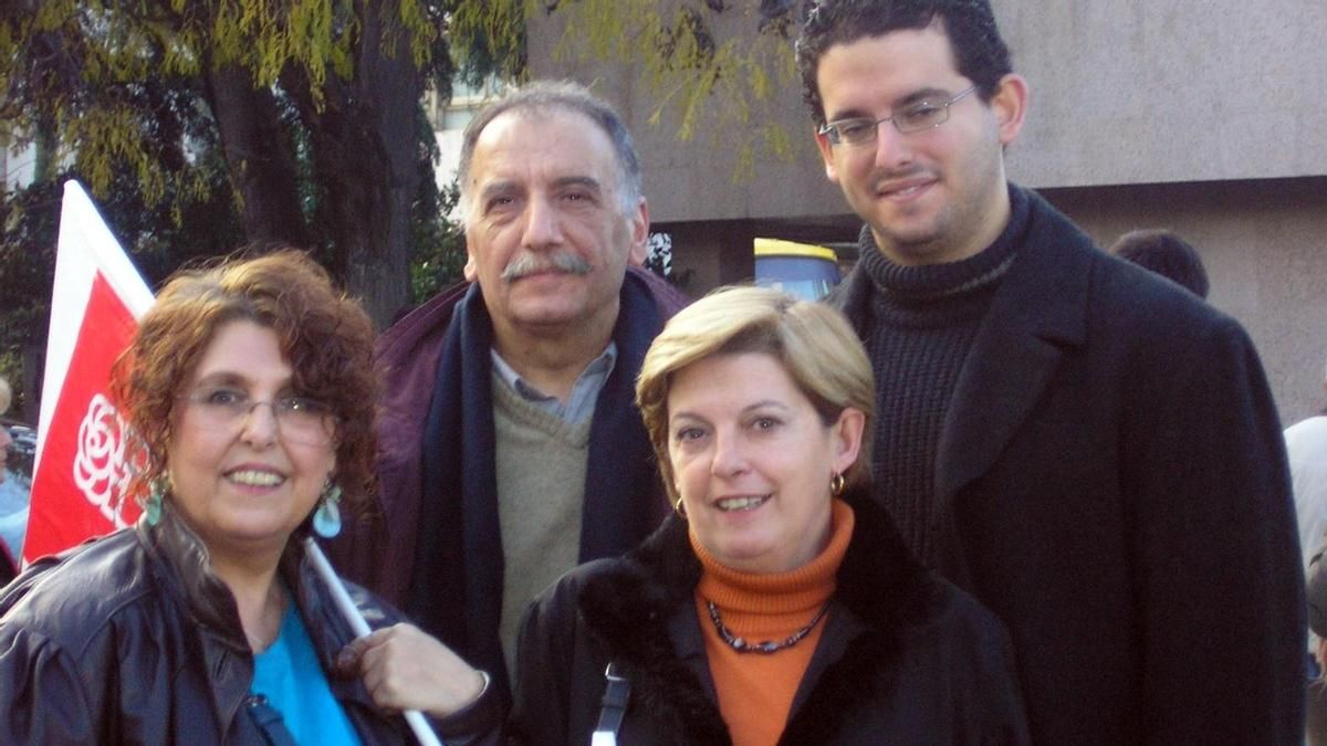 Laura Ortega, en el centro de la imagen, durante una manifestación en 2006 acompañada de otros militantes del PSOE y de familiares