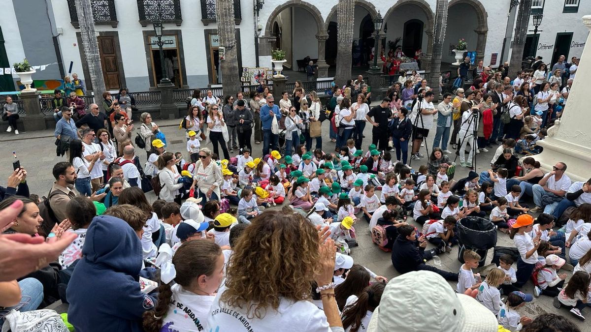 La comunidad escolar dice ‘"no a la guerra" en Santa Cruz de La Palma ...