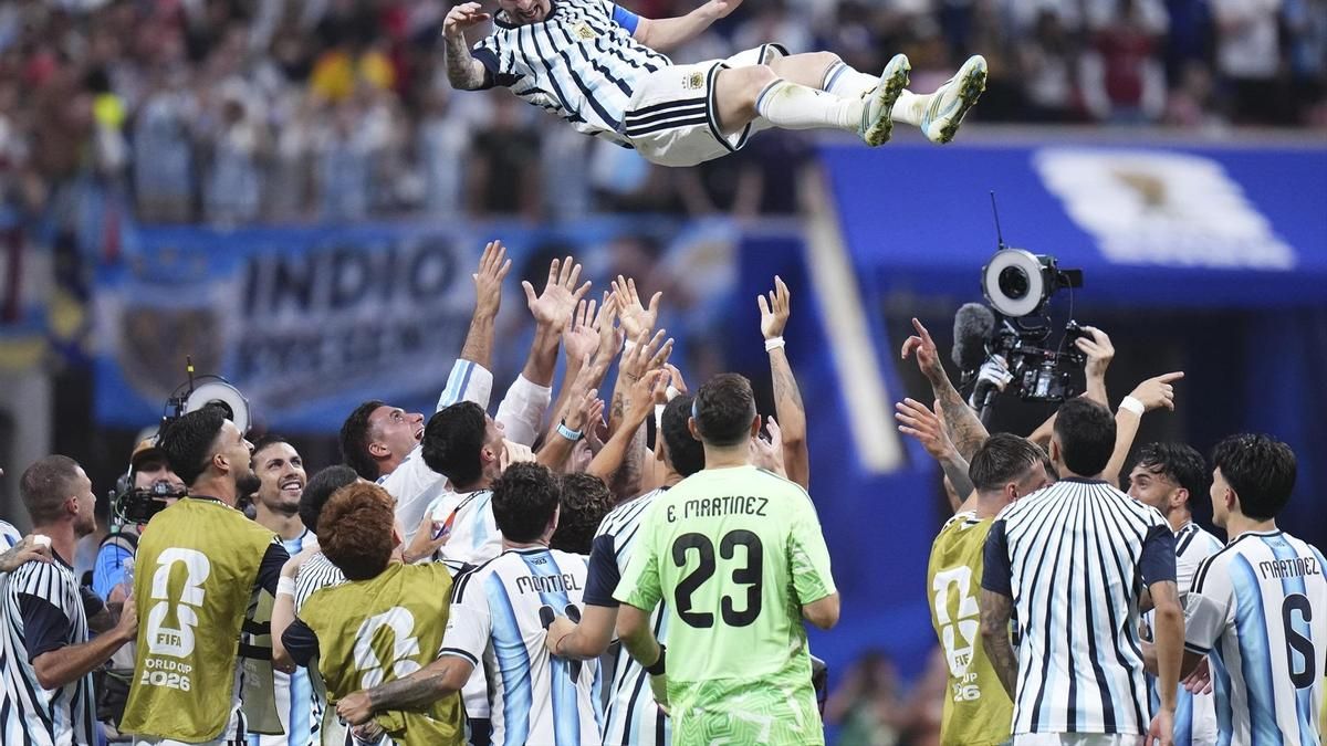 Los jugadores de Argentina mantean a Messi, tras la remontada frente a Marruecos.