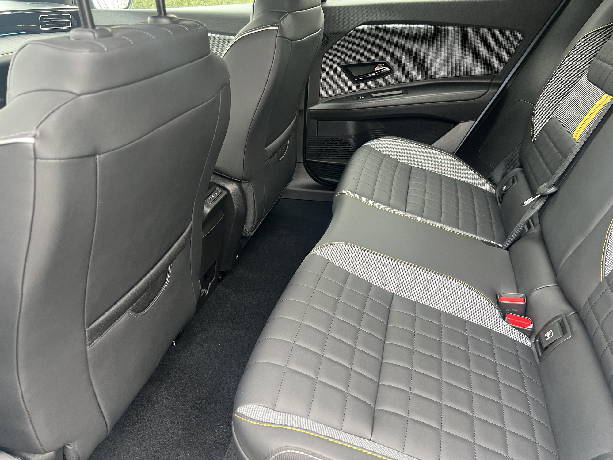 Las plazas traseras ofrecen más espacio a lo largo, pero son justas en altura.