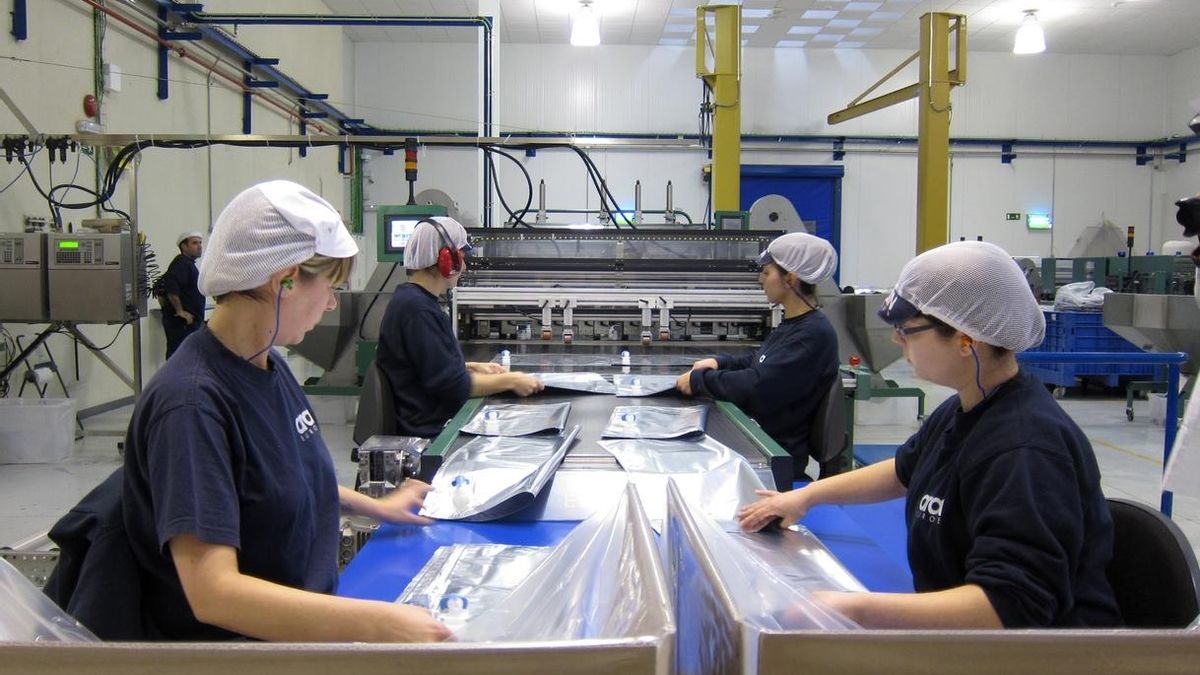 Unas trabajadoras en su puesto de trabajo.