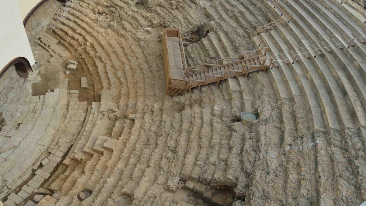 Su existencia permaneció oculta durante siglos, sepultado bajo el actual barrio del Pópulo de la capital gaditana