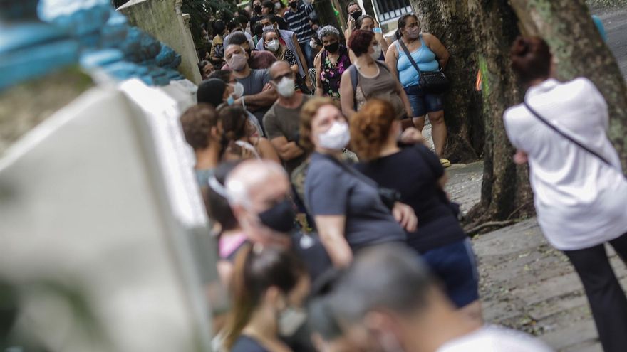 Decenas de personas hacen fila para tomarse una prueba de detección de coronavirus, en un Centro de salud del ayuntamiento de Río de Janeiro (Brasil).