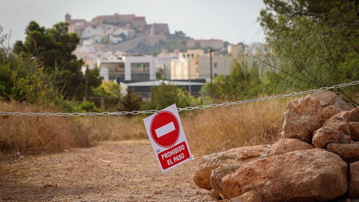 Los okupantes del terreno, dice Arsenio Rivera, colocaron una cadena y un cartel de prohibido el paso para evitar que siga entrando gente.