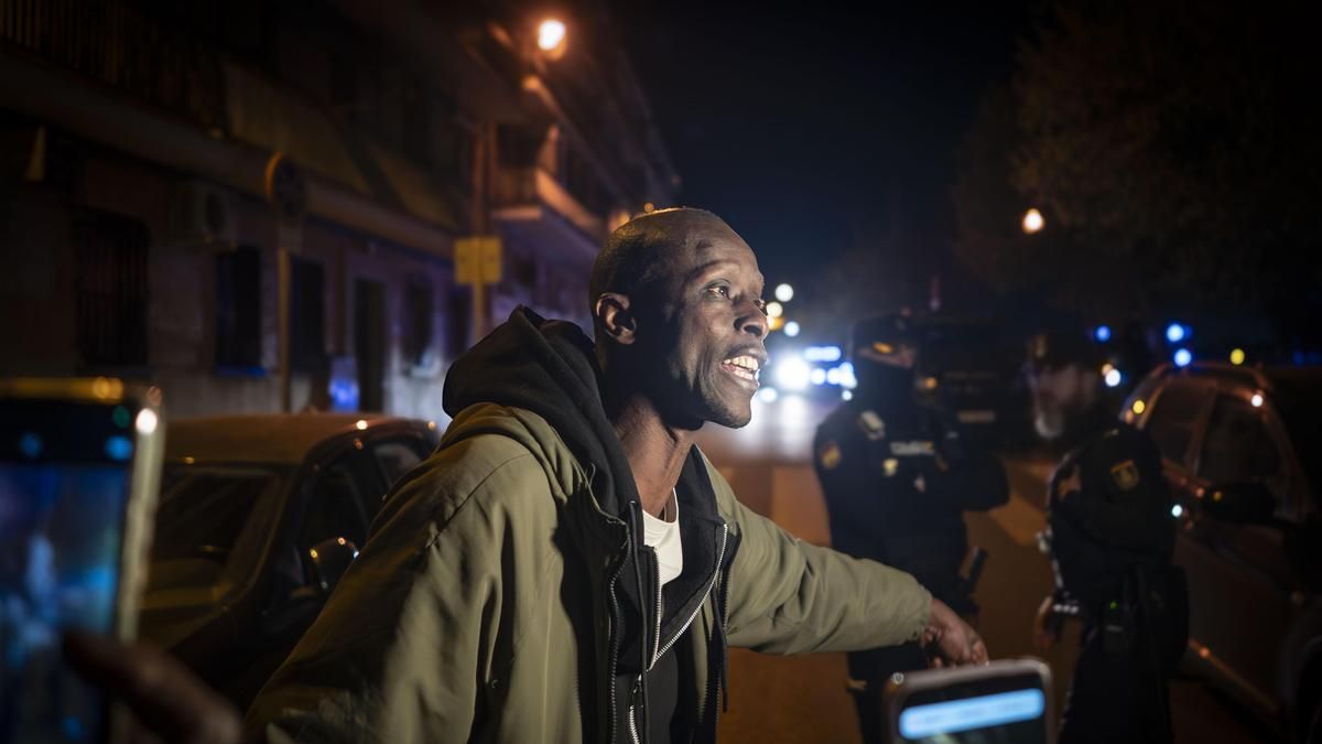 La Policía detiene al activista y exdiputado de Podemos Serigne Mbaye en la puerta de su casa