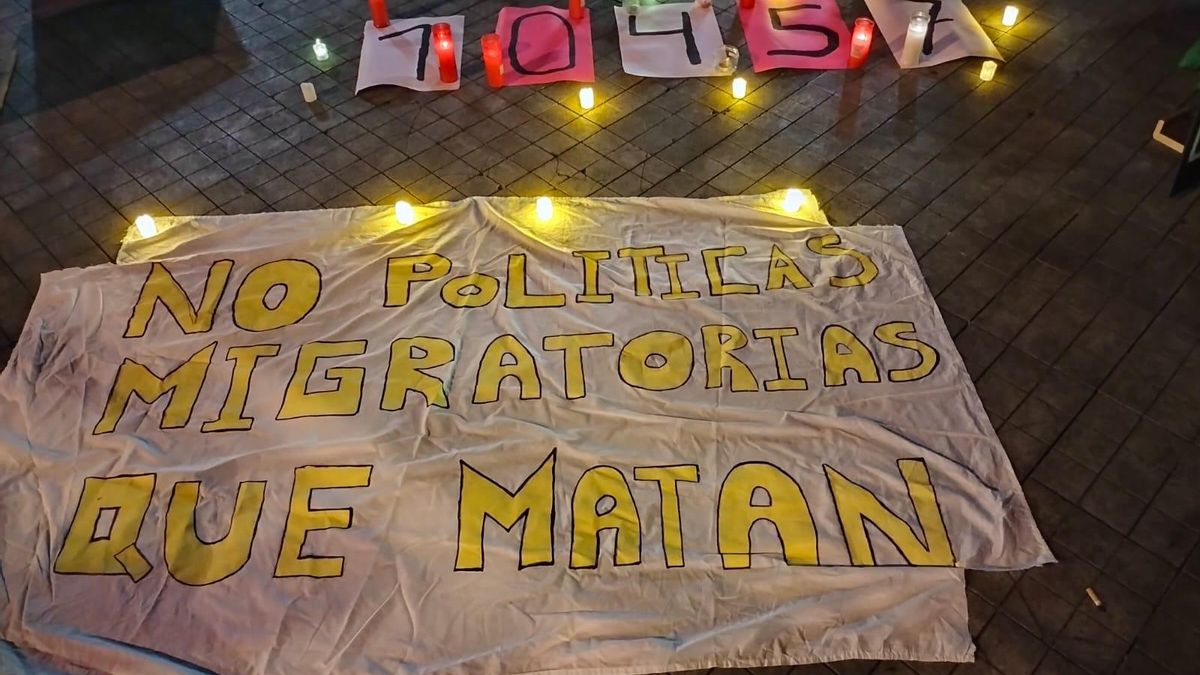 Pancarta de la concentración contra las políticas migratorias y vigilia por el número de fallecidos en 2024.