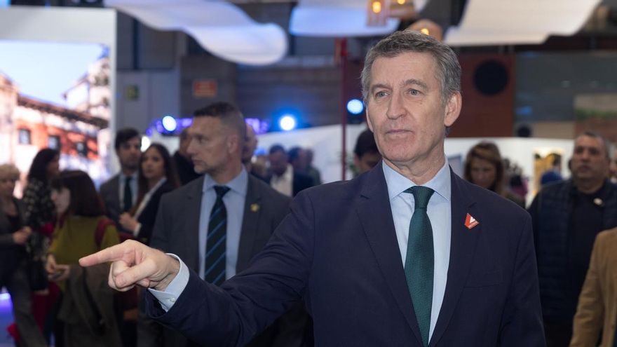 El líder del Partido Popular, Alberto Núñez Feijóo, durante su visita a Fitur.