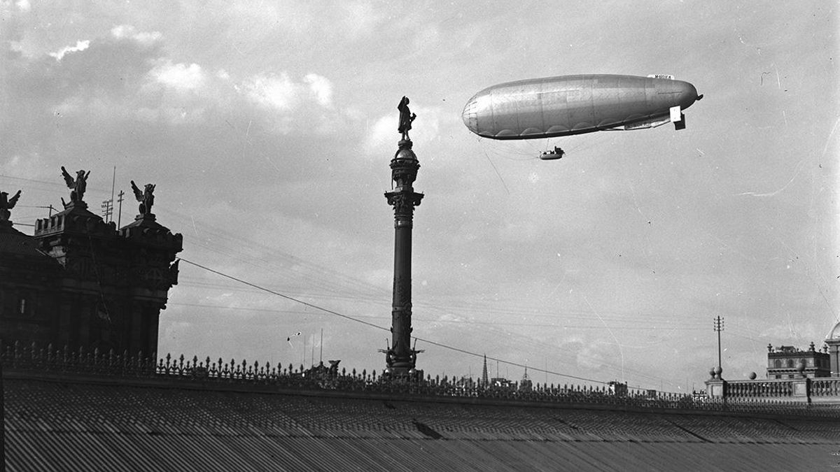 La exposición que recuerda los globos, dirigibles o aeroplanos que surcaban el cielo de Barcelona el siglo pasado