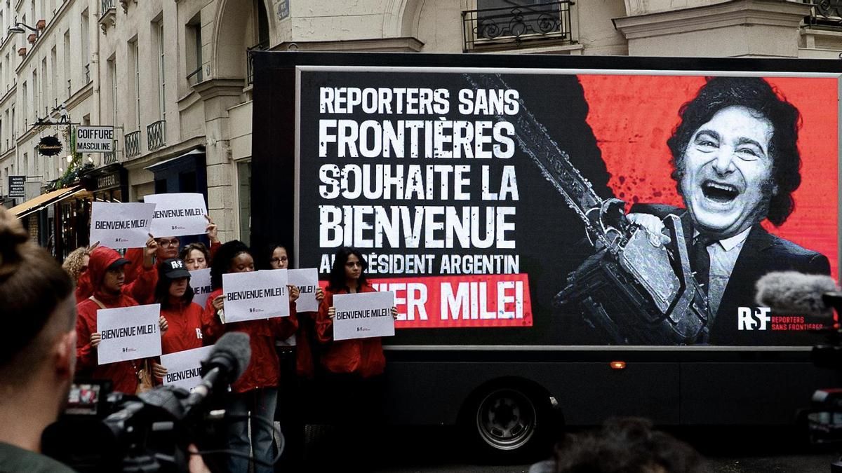 Un camión con sus insultos y una convocatoria contra la "Facho Week": París recibe a Milei con protestas