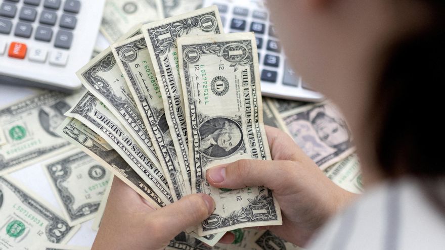 El dólar blue registró su cuarta alza consecutiva y cerró en $359