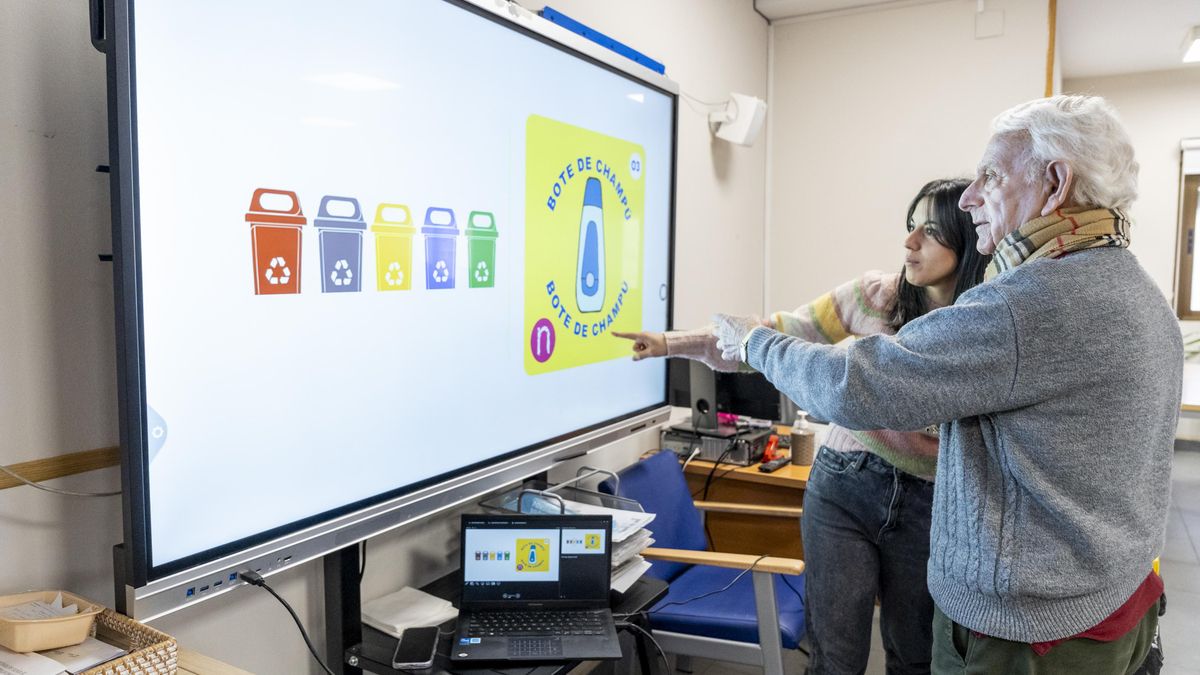 Formación sobre reciclaje en el Centro Caser Residencial León