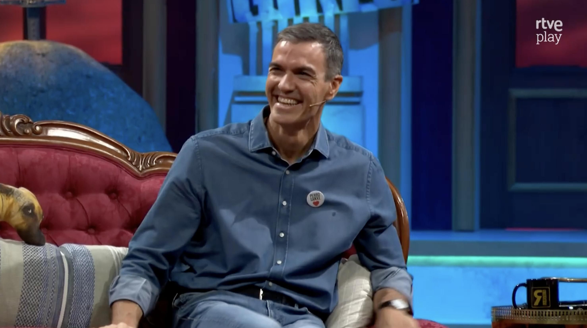 Sánchez riéndose, su respuesta por defecto en la entrevista en La Revuelta.