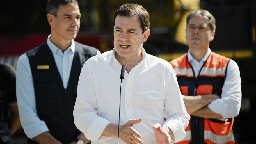 El presidente de la Junta de Castilla y León, Alfonso Fernández Mañueco, ofrece declaraciones a los medios durante una visita al Puesto de Mando Avanzado por el incendio forestal de Burgohondo, a 30 de julio de 2026, en Navaluenga, Ávila, Castilla y León (España). Mateo Lanzuela / Europa Press