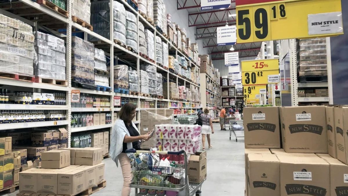 El Índice de Precios Internos al por Mayor (IPIM) avanzó 2,4% en el último mes del año.