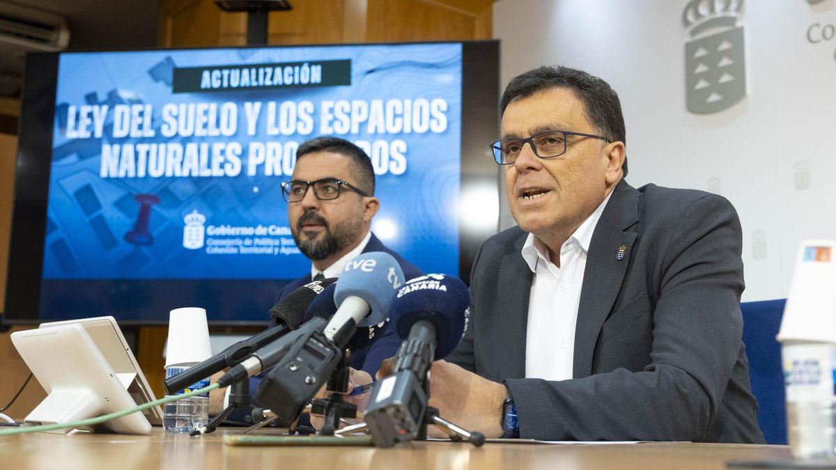 El consejero de Política Territorial del Gobierno de Canarias, Manuel Miranda (derecha), junto al director general de Ordenación del Territorio, Onán Cruz, en la presentación de las novedades previstas en la actualización de la Ley del Suelo y de los Espacios Protegidos de Canarias.