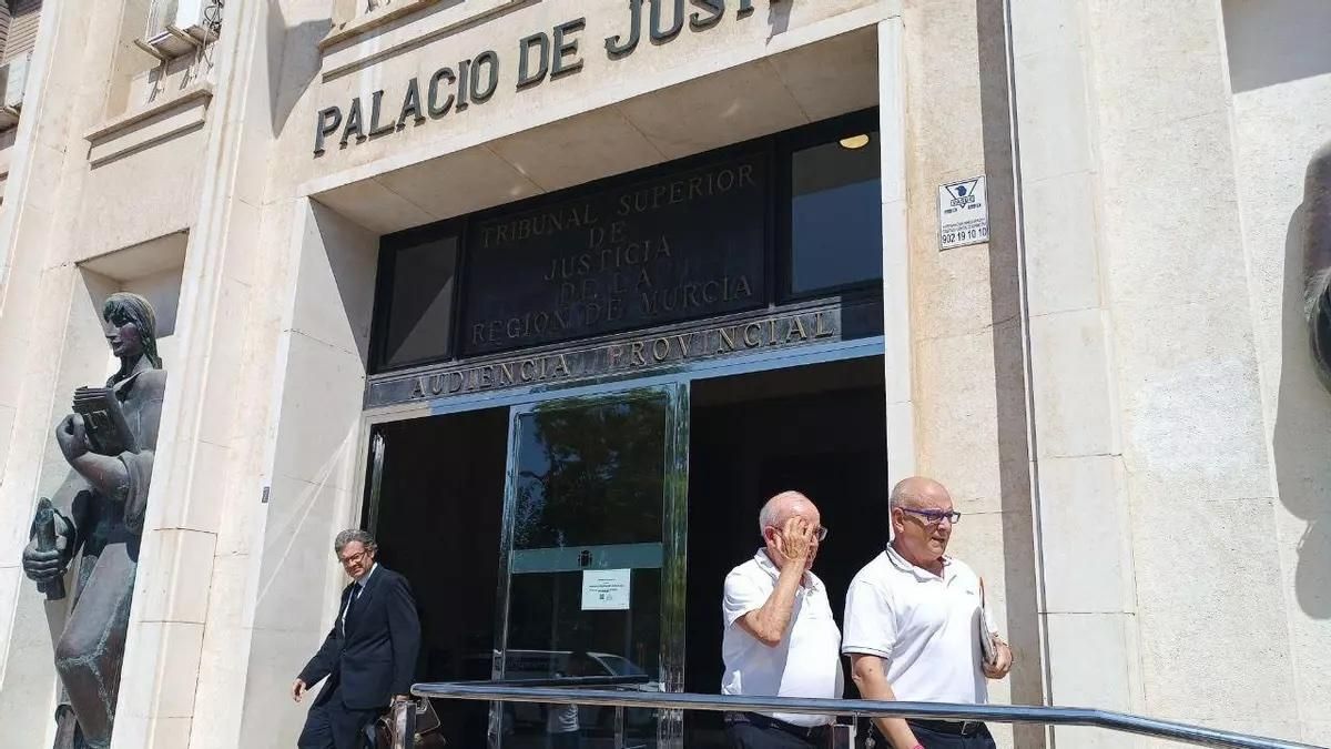 Puerta del Palacio de Justicia de la Región de Murcia