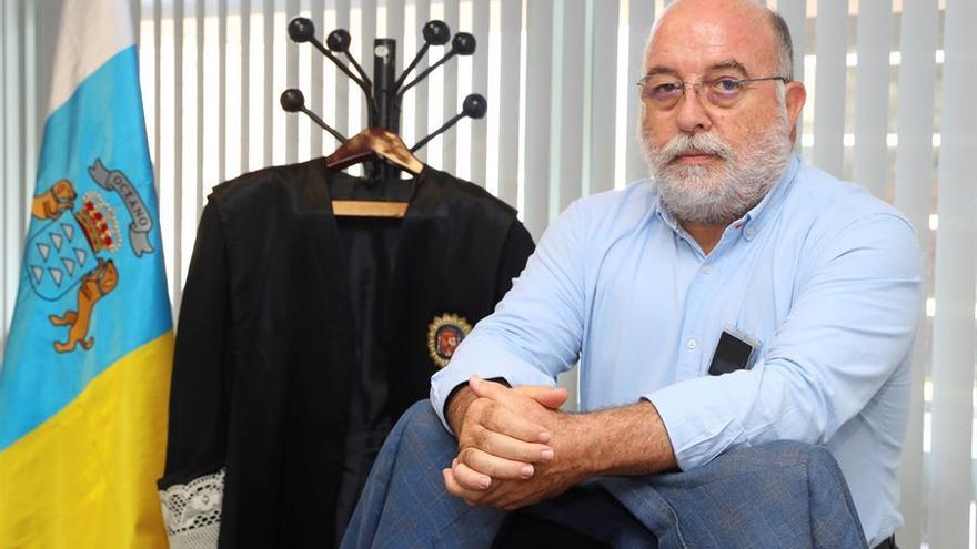 El juez Arcadio Díaz Tejera en su despacho de los juzgados.