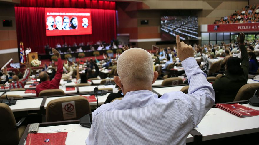 El PCC celebra el pleno de su comité central con la crisis económica y eléctrica de fondo