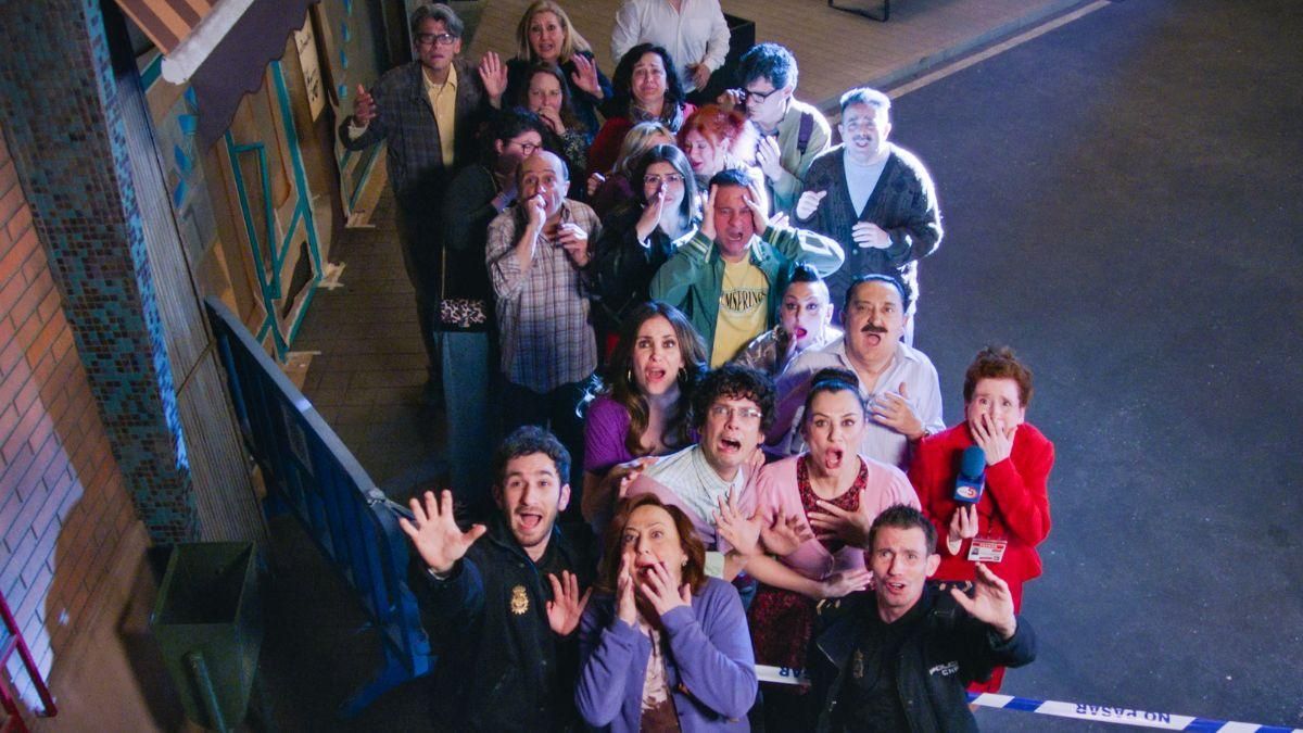 El reparto de 'Aída y vuelta', en el decorado que recrea Esperanza Sur