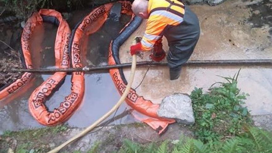 Un camión accidentado vertió miles de litros de combustible de avión en Deba y dejó un mes de aguas contaminadas