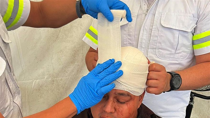 Migrantes agreden a agentes y vandalizan furgoneta en sureste de México