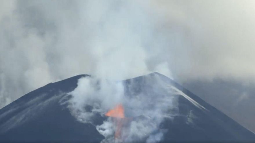 "Empieza a funcionar una fuente de lava": grabado un nuevo desborde en el volcán de La Palma