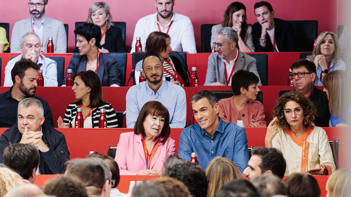 (I-D) El secretario de Organización del PSOE, Santos Cerdán; la presidenta del PSOE, Cristina Narbona, el presidente del Gobierno y Secretario General del PSOE, Pedro Sánchez, y la vicesecretaria general del PSOE, vicepresidenta primera del Gobierno y min