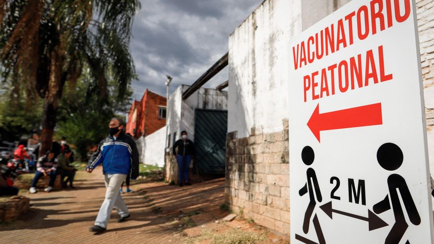 Paraguay continuará durante las próximas semanas con la aplicación de las segundas dosis y reactivará la vacunación con primeras dosis para rezagados y nuevos grupos de población cuando se reciban más vacunas. EFE/Nathalia Aguilar/Archivo