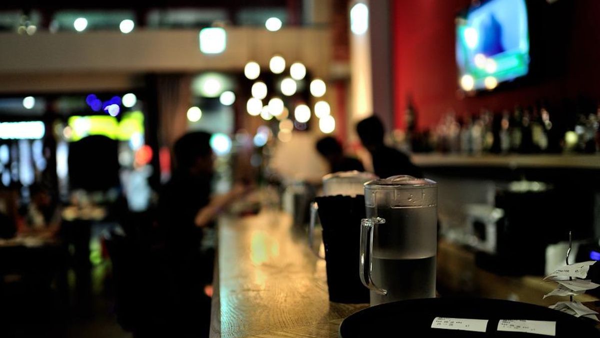 Un portero de un local de ocio nocturno, multado con 210 euros por echar a un cliente agarrándolo del cuello